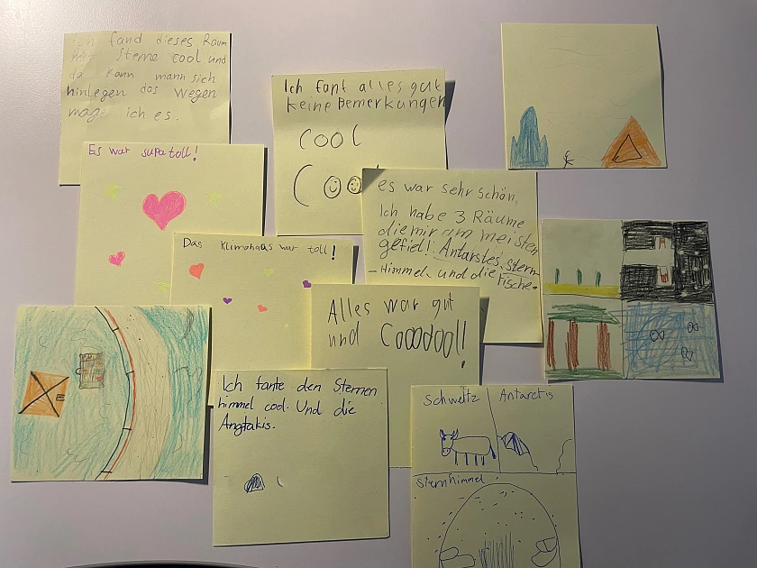Das Foto zeigt viele gelbe Klebezettel mit Bemerkungen und Kommentaren zum Schulausflug von Kindern.