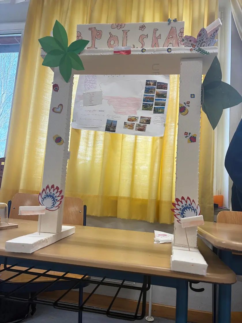 gebastelter Torbogen und Plakat Polen
